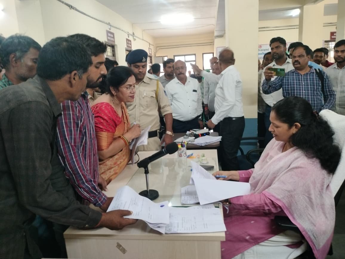 देवरी जनसुनवाई में प्रधानाध्यापिका की शिकायत: अजीम प्रेमजी फाउंडेशन पर स्कूल कक्षों पर कब्जे का आरोप | New India Times