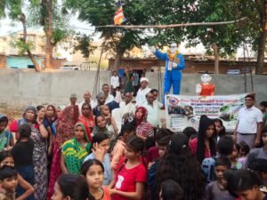 शिक्षा ही सबसे बड़ा उपहार: फूटी कॉलोनी में बच्चों को स्टेशनरी व वस्त्र वितरण, आंबेडकर के संदेश को किया आत्मसात