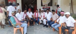 जंतर-मंतर प्रकरण: अखिलेश यादव की गिरफ्तारी के विरोध में सपा कार्यकर्ताओं का प्रदर्शन, चुनार में पुलिस ने हिरासत में लिया