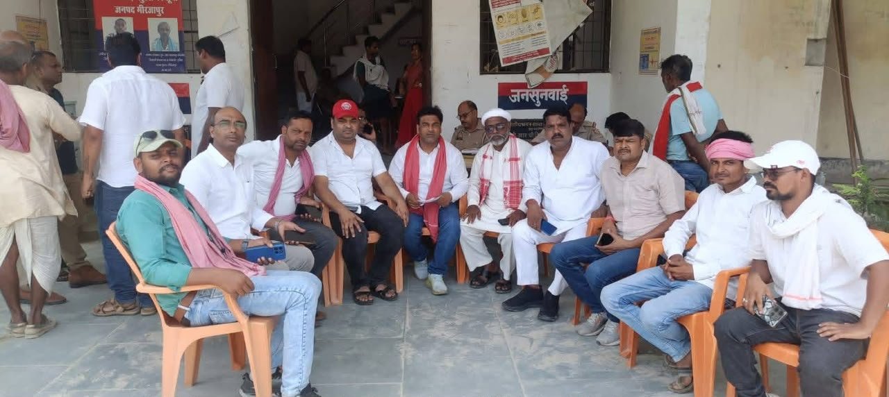 जंतर-मंतर प्रकरण: अखिलेश यादव की गिरफ्तारी के विरोध में सपा कार्यकर्ताओं का प्रदर्शन, चुनार में पुलिस ने हिरासत में लिया | New India Times