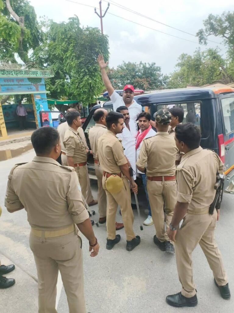 जंतर-मंतर प्रकरण: अखिलेश यादव की गिरफ्तारी के विरोध में सपा कार्यकर्ताओं का प्रदर्शन, चुनार में पुलिस ने हिरासत में लिया | New India Times