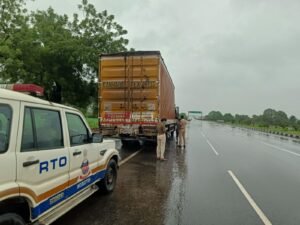 नो-पार्किंग में खड़े भारी वाहनों पर RTO का शिकंजा, पेट्रोल पंपों व हाइवे किनारे चला विशेष अभियान