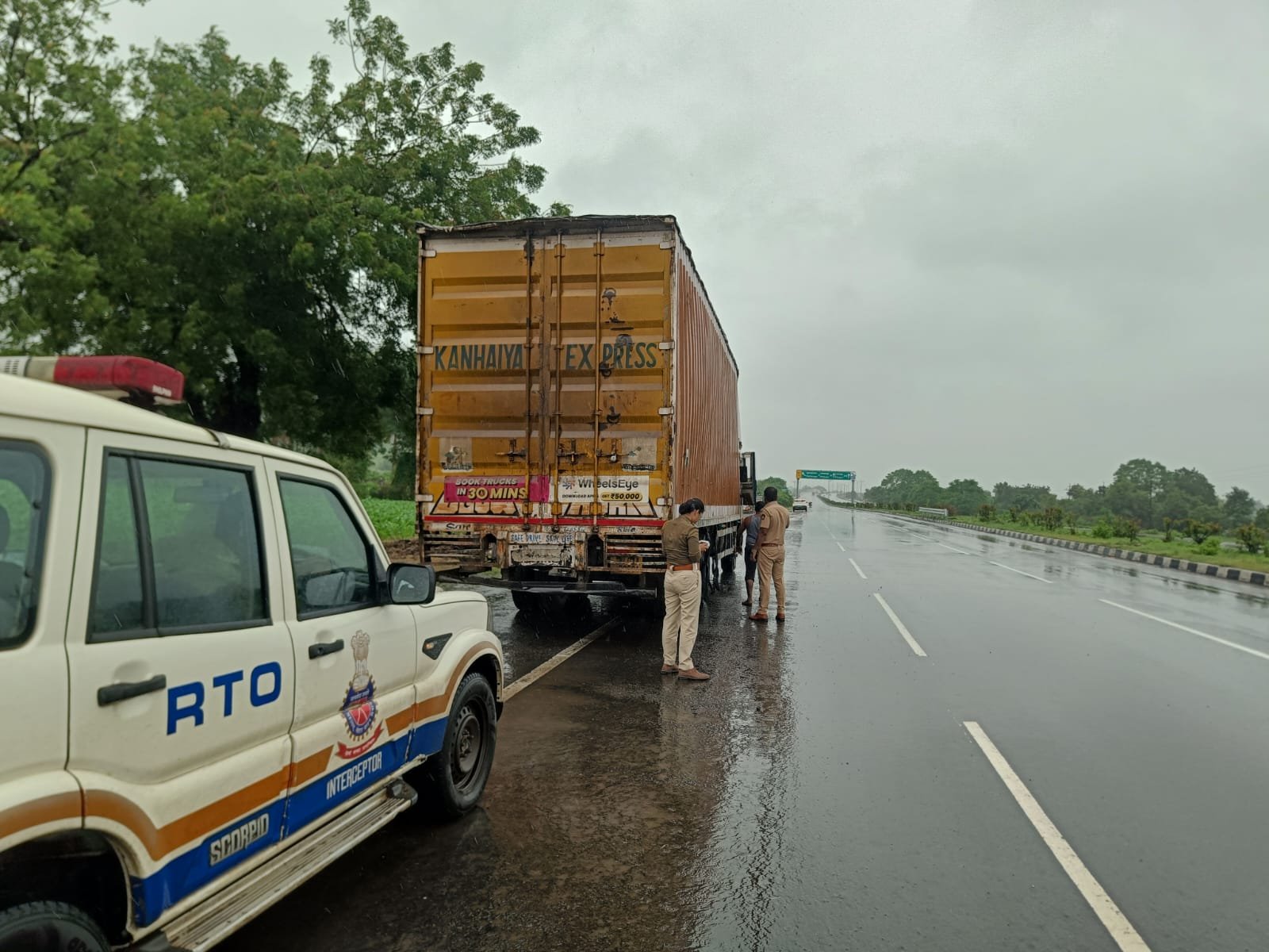 नो-पार्किंग में खड़े भारी वाहनों पर RTO का शिकंजा, पेट्रोल पंपों व हाइवे किनारे चला विशेष अभियान | New India Times