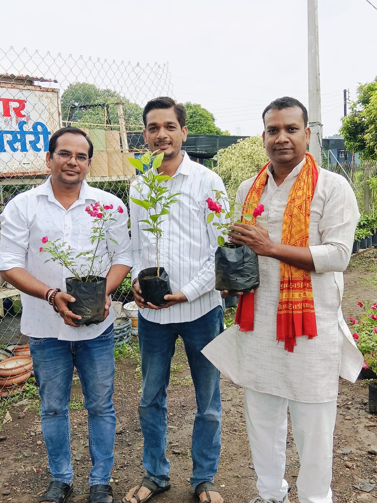 पौधरोपण कर पत्रकार घनश्याम सिंह सौलंकी ने मनाया जन्मदिन, पर्यावरण संरक्षण का दिया संदेश 1 पौधरोपण कर पत्रकार घनश्याम सिंह सौलंकी ने मनाया जन्मदिन, पर्यावरण संरक्षण का दिया संदेश | New India Times
