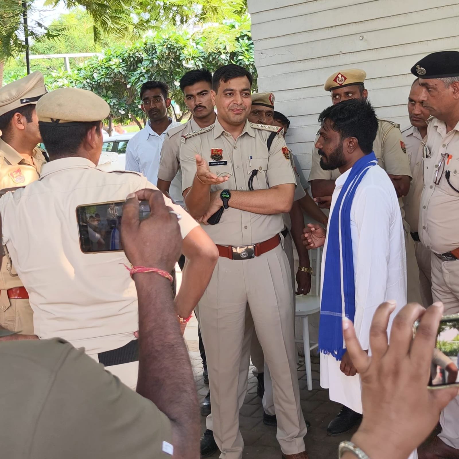 मेदांता अस्पताल गेट पर रोके गए भीमसेना प्रमुख सतपाल तंवर, बोले- ‘देश में अघोषित इमरजेंसी’, 27 जुलाई को भारत बंद का ऐलान | New India Times