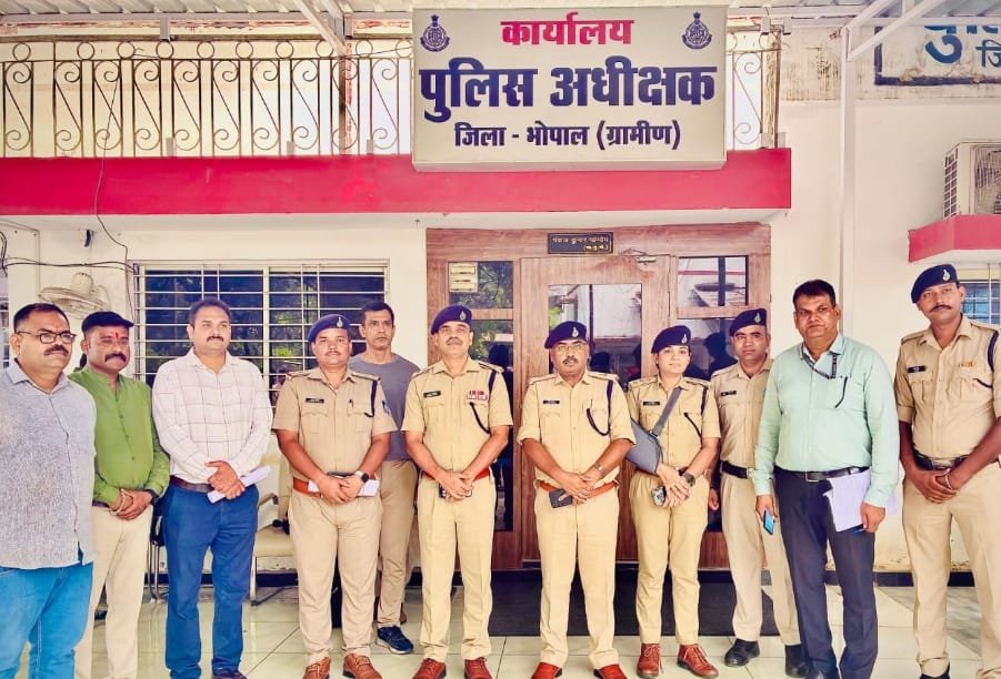 भोपाल ग्रामीण पुलिस का बड़ा खुलासा: मंदिरों में चोरी करने वाले गिरोह का पर्दाफाश, इनामी बदमाश समेत 6 आरोपी गिरफ्तार 1 भोपाल ग्रामीण पुलिस का बड़ा खुलासा: मंदिरों में चोरी करने वाले गिरोह का पर्दाफाश, इनामी बदमाश समेत 6 आरोपी गिरफ्तार | New India Times