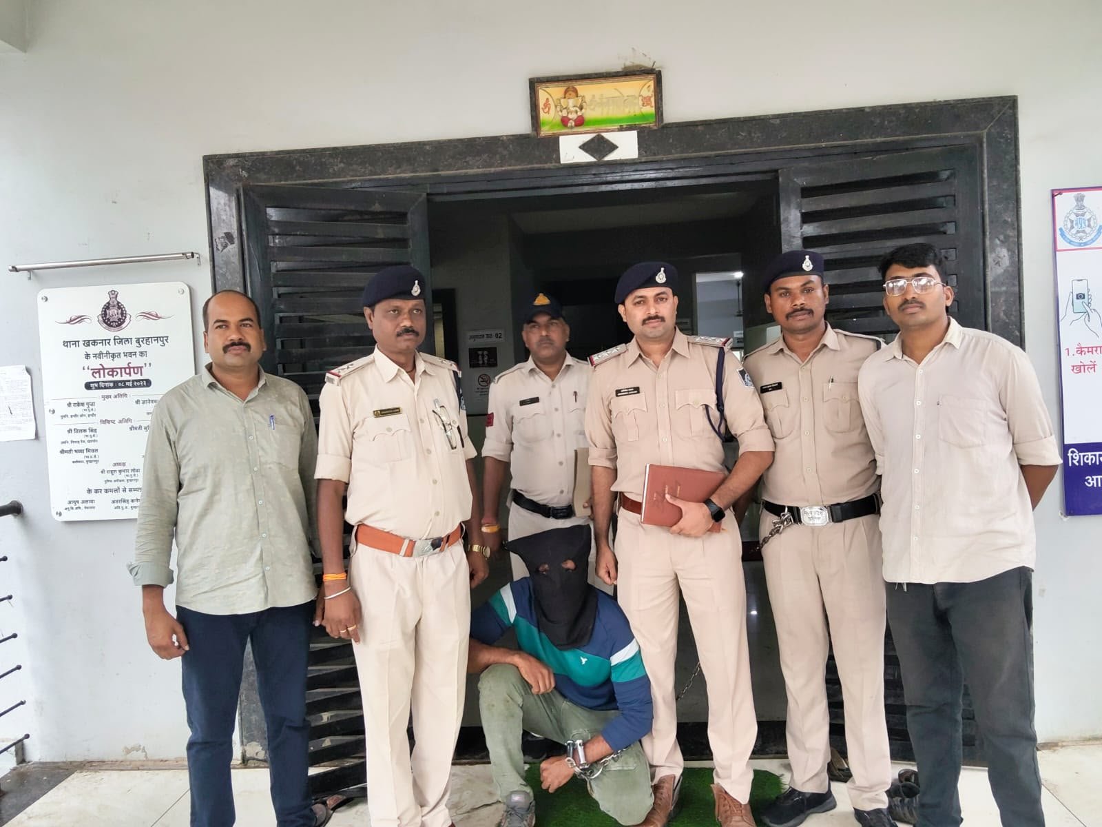 खकनार पुलिस ने शातिर अंतरजिला अपराधी को अवैध पिस्टल सहित किया गिरफ्तार, ₹1.37 लाख का माल बरामद 1 खकनार पुलिस ने शातिर अंतरजिला अपराधी को अवैध पिस्टल सहित किया गिरफ्तार, ₹1.37 लाख का माल बरामद | New India Times