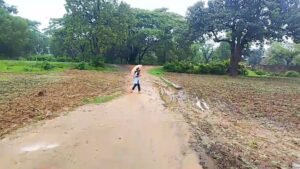 150 मीटर कच्ची सड़क बनी ग्रामीणों और विद्यार्थियों की परेशानी, कीचड़ व जलभराव से आवागमन बाधित 2 150 मीटर कच्ची सड़क बनी ग्रामीणों और विद्यार्थियों की परेशानी, कीचड़ व जलभराव से आवागमन बाधित | New India Times