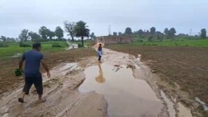 150 मीटर कच्ची सड़क बनी ग्रामीणों और विद्यार्थियों की परेशानी, कीचड़ व जलभराव से आवागमन बाधित