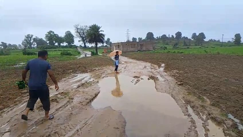150 मीटर कच्ची सड़क बनी ग्रामीणों और विद्यार्थियों की परेशानी, कीचड़ व जलभराव से आवागमन बाधित | New India Times