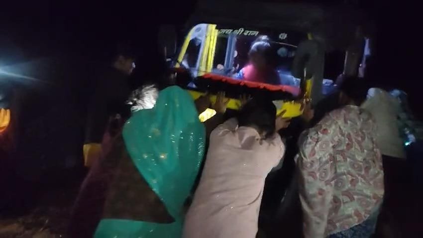 कीचड़ और दलदल में तब्दील सड़क बनी मुसीबत: मरीज को अस्पताल ले जाते समय फंसा ऑटो, छात्राओं ने खुद संभाली सड़क मरम्मत की ज़िम्मेदारी 1 कीचड़ और दलदल में तब्दील सड़क बनी मुसीबत: मरीज को अस्पताल ले जाते समय फंसा ऑटो, छात्राओं ने खुद संभाली सड़क मरम्मत की ज़िम्मेदारी | New India Times