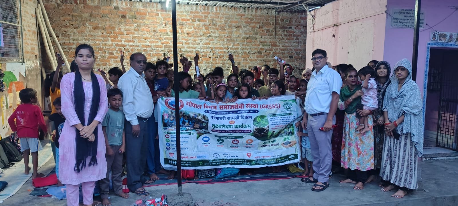 सिरोल आंगनबाड़ी में बच्चों को स्टेशनरी, टी-शर्ट व लोअर वितरित, शिक्षा और नशामुक्ति का दिया संदेश | New India Times