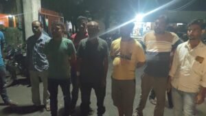 दुकानदार पर पत्थर से हमला, आरोपी के खिलाफ कार्रवाई की मांग को लेकर थाने पहुंचे ग्रामीण