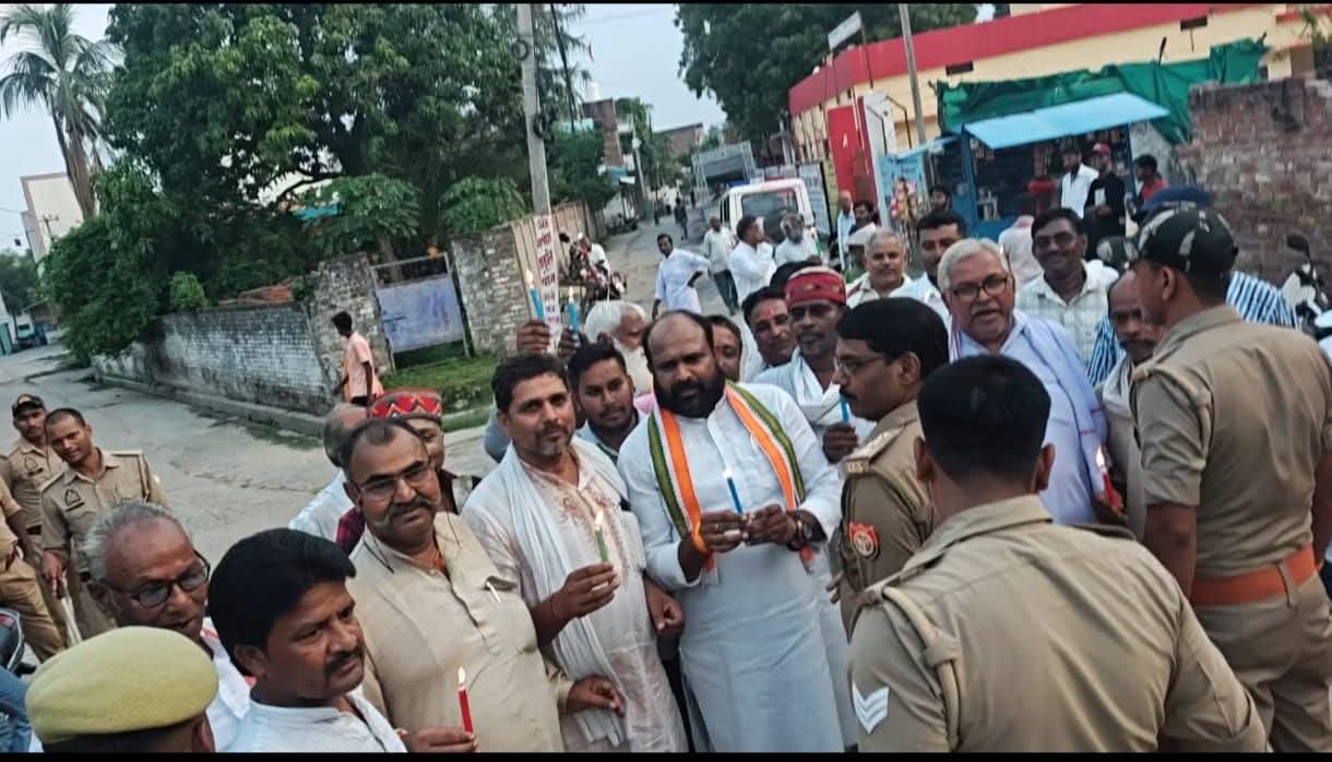 चुनार में कांग्रेस का कैंडिल मार्च पुलिस ने रोका, कार्यकर्ताओं ने जताया विरोध 1 चुनार में कांग्रेस का कैंडिल मार्च पुलिस ने रोका, कार्यकर्ताओं ने जताया विरोध | New India Times