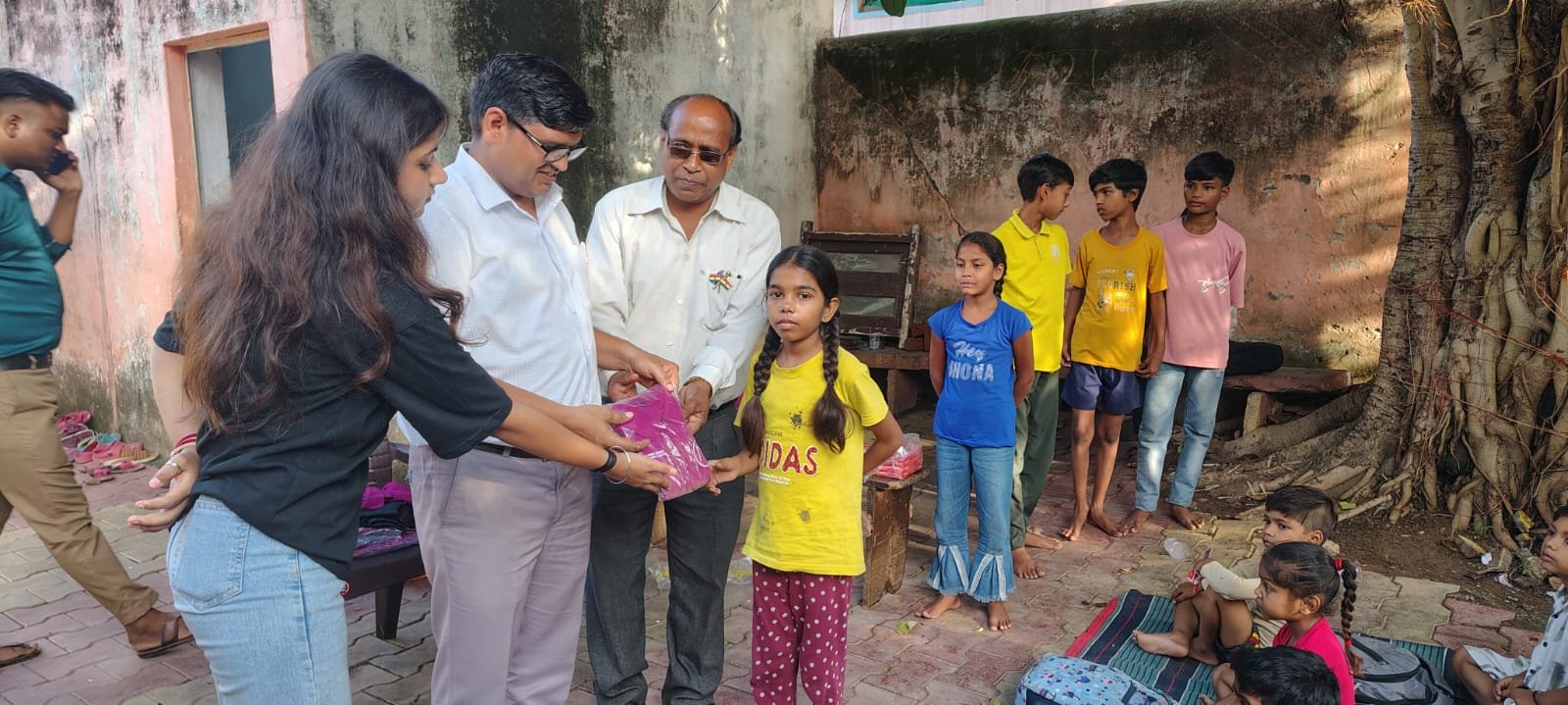 निबुआपुरा बस्ती में शिक्षा और आत्मनिर्भरता की अलख: बच्चों को निःशुल्क स्टेशनरी, टी-शर्ट व लोअर वितरित, महिलाओं को स्वरोजगार का मिला संदेश | New India Times