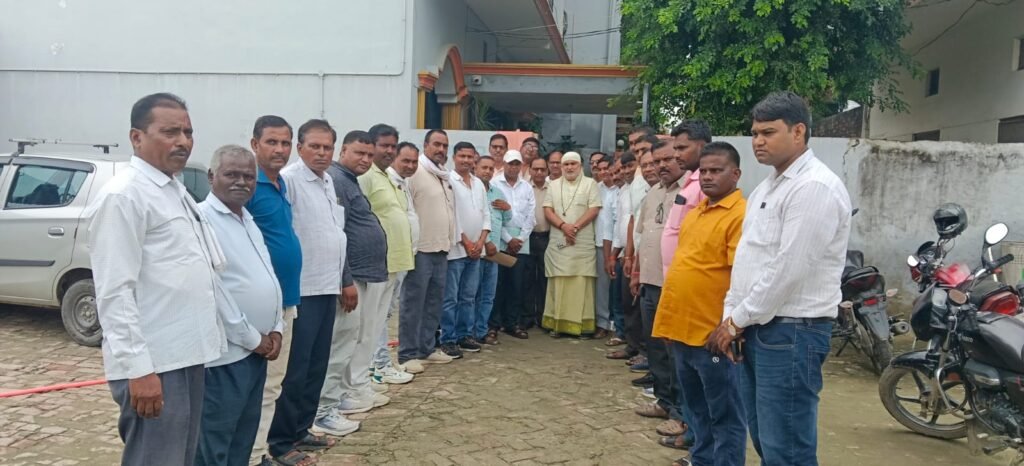 ग्रामीण सफाई कर्मचारियों ने सेवा नियमावली की मांग को लेकर विधायक राजेश कुमार त्रिपाठी को सौंपा ज्ञापन | New India Times