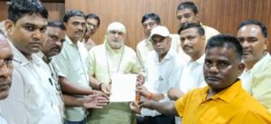 ग्रामीण सफाई कर्मचारियों ने सेवा नियमावली की मांग को लेकर विधायक राजेश कुमार त्रिपाठी को सौंपा ज्ञापन