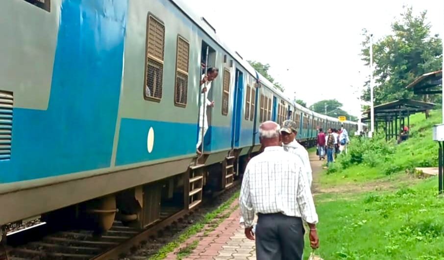 पालाचौरई रेलवे स्टेशन के प्लेटफॉर्म उन्नयन की मांग पर रेलवे ने लिया संज्ञान, तकनीकी टीम ने किया सर्वे | New India Times