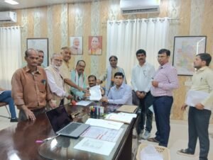 कर्मचारियों की लंबित समस्याओं के समाधान की मांग, राज्य कर्मचारी संयुक्त परिषद ने जिलाधिकारी को सौंपा ज्ञापन