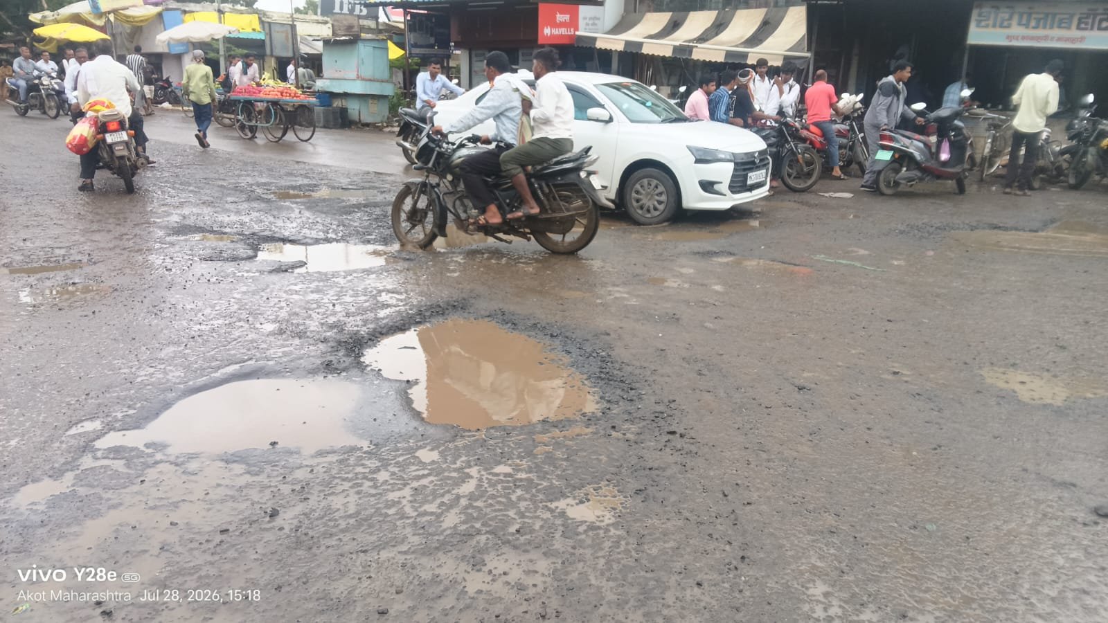 अकोट शहर बना ‘खड्डों का शहर’, बारिश में सड़कों की बदहाली से जनजीवन बेहाल | New India Times