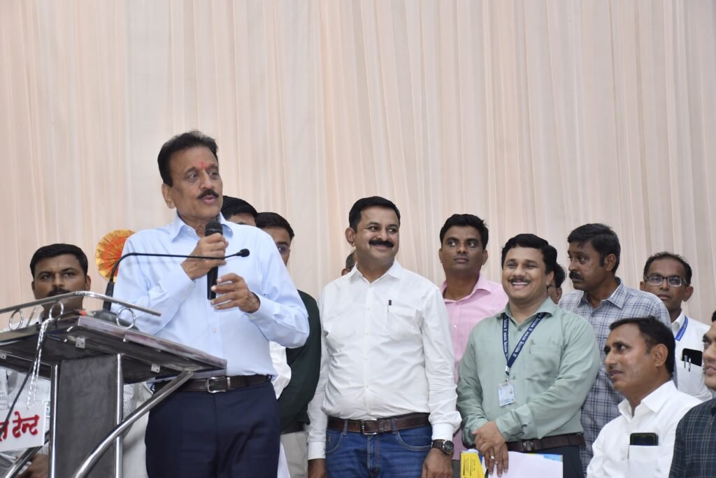 महाराष्ट्र में आमसभा बंद होने के कारण शिबीरों में उमड़ रही भीड़ : सत्ता पक्ष का फ्री में प्रचार | New India Times