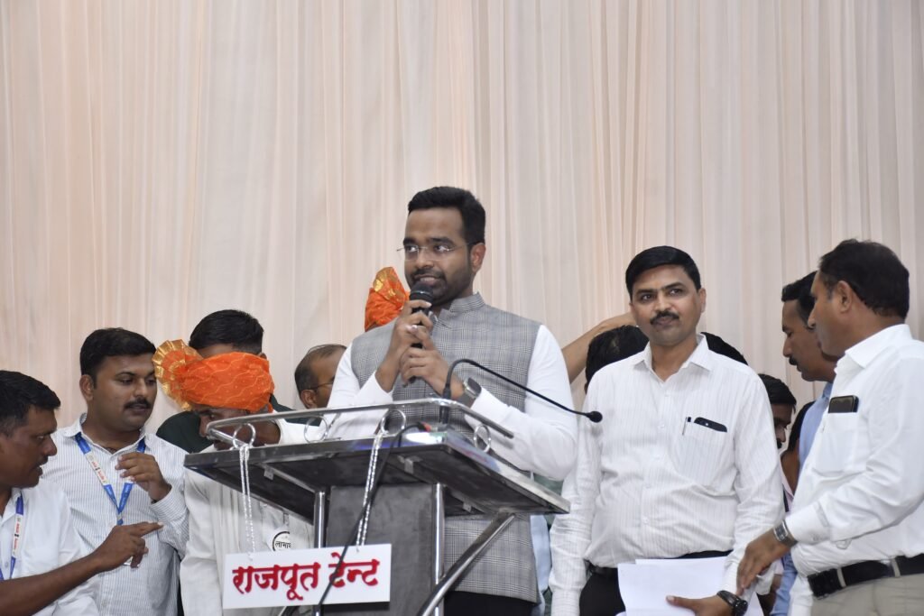 महाराष्ट्र में आमसभा बंद होने के कारण शिबीरों में उमड़ रही भीड़ : सत्ता पक्ष का फ्री में प्रचार | New India Times