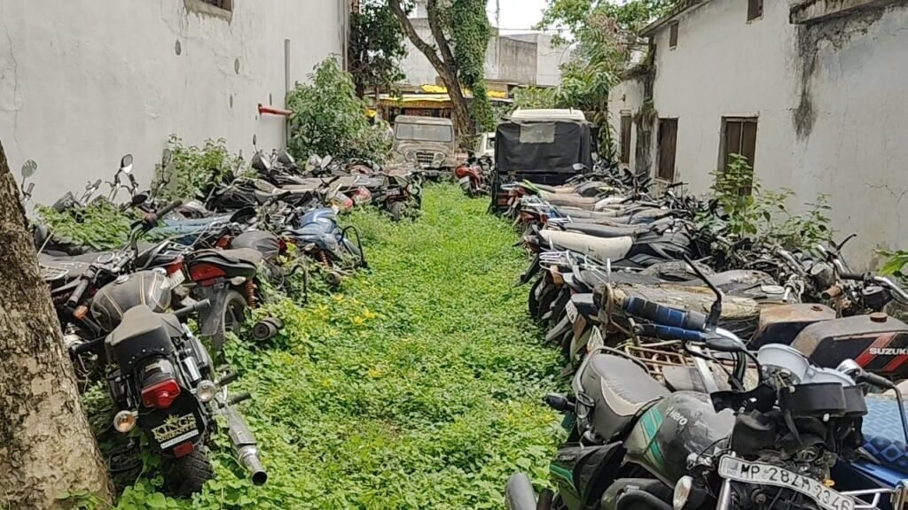 बिना सूचना जुन्नारदेव थाने की सरकारी दीवार तोड़ी, जब्त वाहनों की सुरक्षा पर उठे सवाल | New India Times