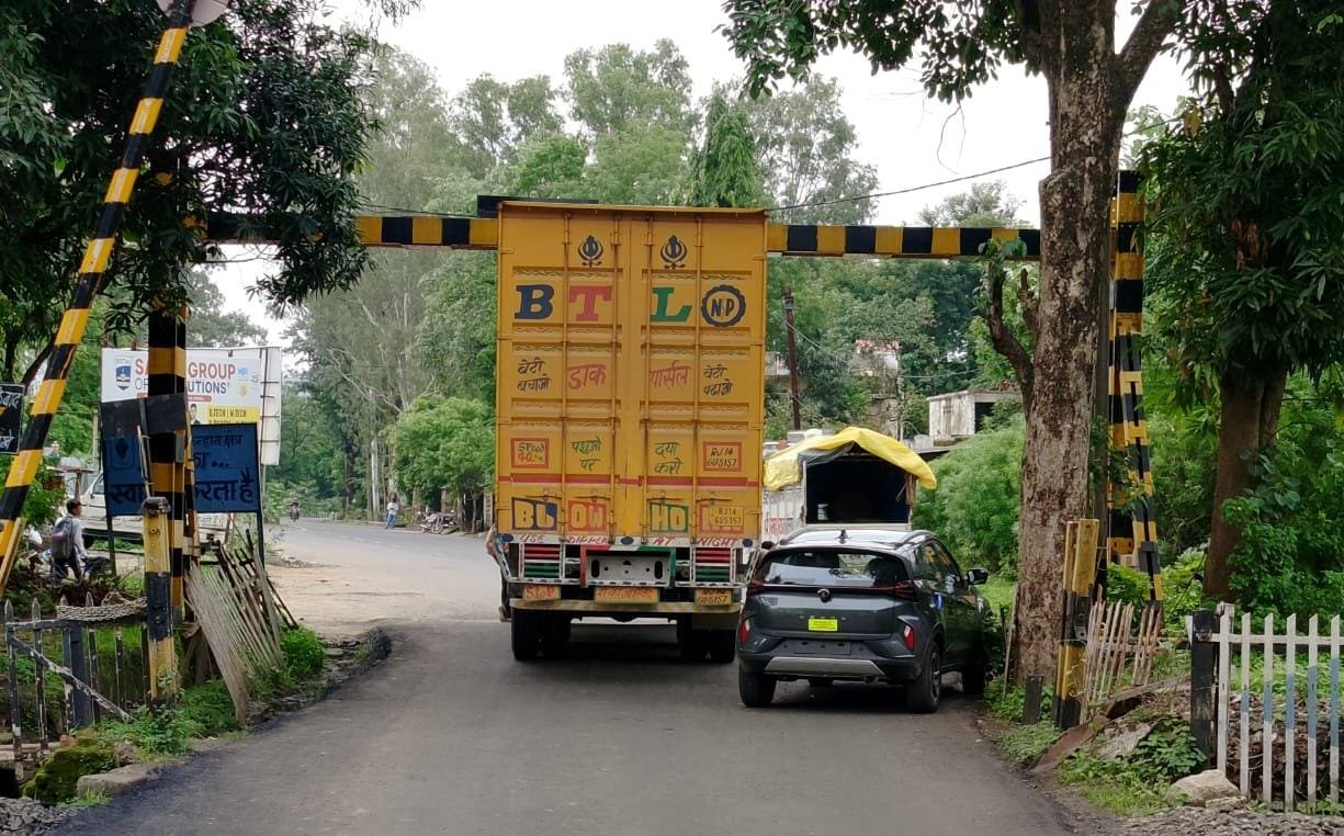खापा स्वामी रेलवे गेट पर फंसा कंटेनर ट्रक, घंटों जाम के बाद कड़ी मशक्कत से निकाला गया बाहर | New India Times