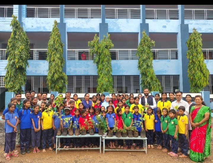 गुरु पूर्णिमा पर संत तेरेसा हाई स्कूल, पंचकुई में गुरु वंदन के साथ "एक पेड़ माँ के नाम" अभियान के तहत हुआ वृक्षारोपण | New India Times