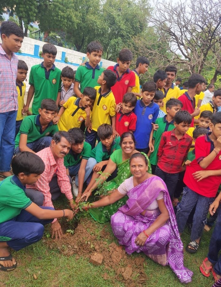 गुरु पूर्णिमा पर संत तेरेसा हाई स्कूल, पंचकुई में गुरु वंदन के साथ "एक पेड़ माँ के नाम" अभियान के तहत हुआ वृक्षारोपण | New India Times
