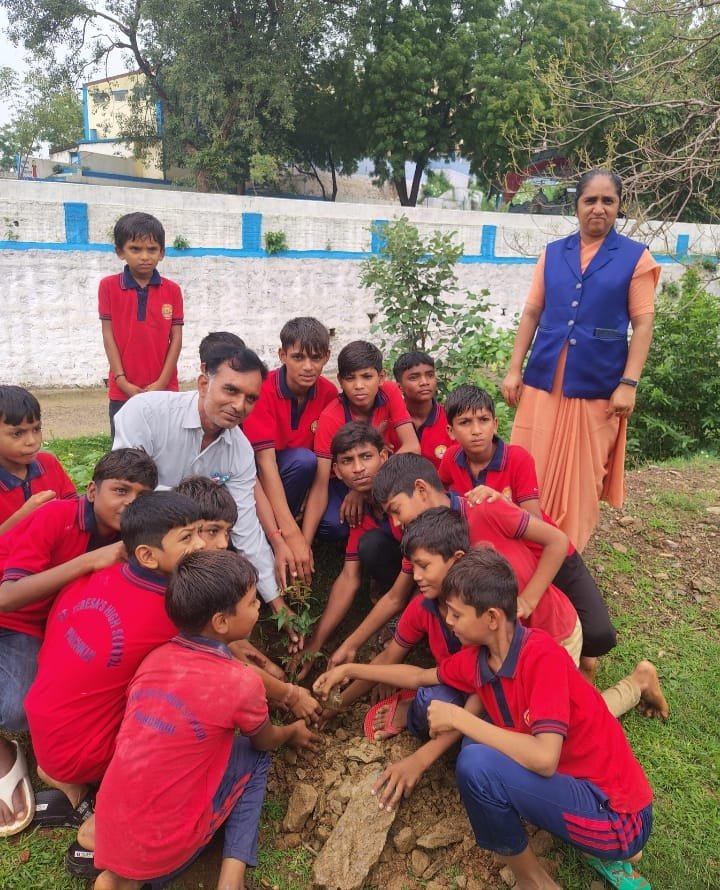 गुरु पूर्णिमा पर संत तेरेसा हाई स्कूल, पंचकुई में गुरु वंदन के साथ "एक पेड़ माँ के नाम" अभियान के तहत हुआ वृक्षारोपण | New India Times