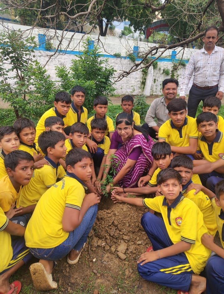 गुरु पूर्णिमा पर संत तेरेसा हाई स्कूल, पंचकुई में गुरु वंदन के साथ "एक पेड़ माँ के नाम" अभियान के तहत हुआ वृक्षारोपण | New India Times