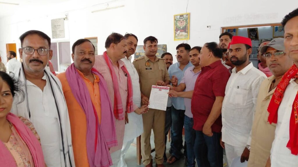 मिर्जापुर में अखिलेश यादव का पुतला फूंके जाने पर सपा कार्यकर्ताओं का विरोध, मुकदमा दर्ज कराने की मांग | New India Times