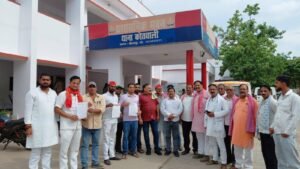मिर्जापुर में अखिलेश यादव का पुतला फूंके जाने पर सपा कार्यकर्ताओं का विरोध, मुकदमा दर्ज कराने की मांग