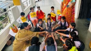 गुरु पूर्णिमा पर विद्यार्थियों ने निभाई सच्ची गुरु दक्षिणा, समाज सेवा और नागरिक कर्तव्यों का लिया संकल्प