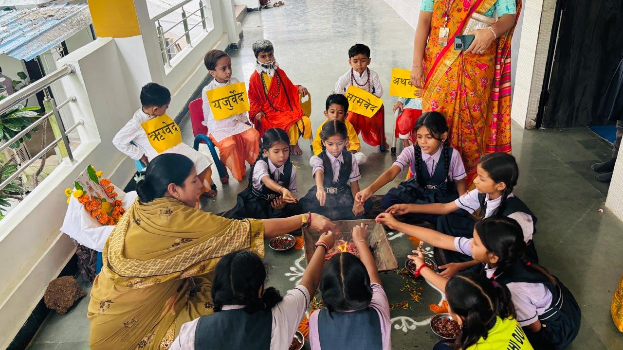 गुरु पूर्णिमा पर विद्यार्थियों ने निभाई सच्ची गुरु दक्षिणा, समाज सेवा और नागरिक कर्तव्यों का लिया संकल्प 1 गुरु पूर्णिमा पर विद्यार्थियों ने निभाई सच्ची गुरु दक्षिणा, समाज सेवा और नागरिक कर्तव्यों का लिया संकल्प | New India Times