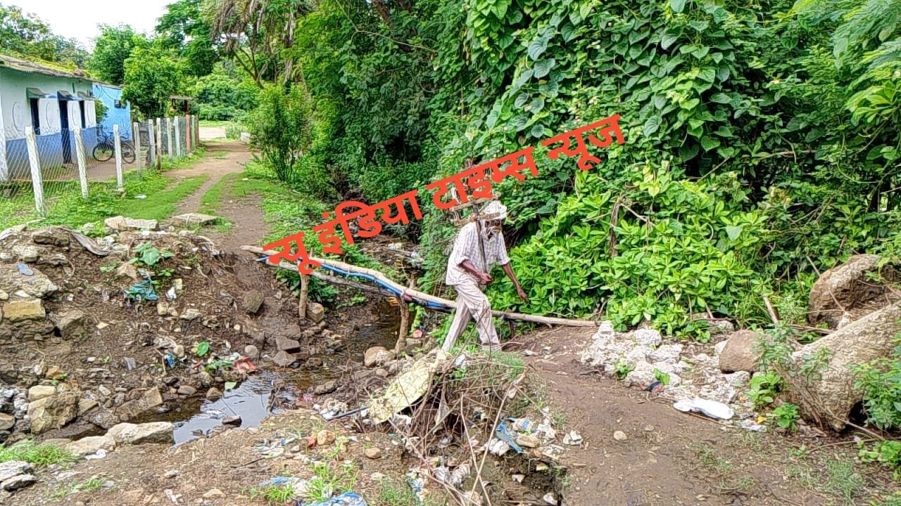 एक माह पूर्व जेसीबी से क्षतिग्रस्त हुई पुलिया, ग्रामीणों ने शीघ्र निर्माण की उठाई मांग | New India Times