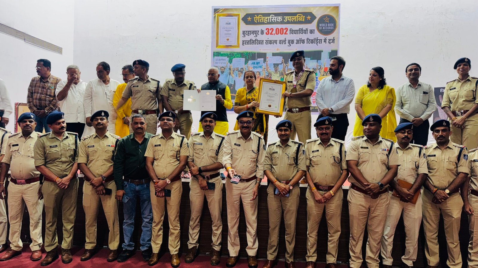 बुरहानपुर पुलिस के नशामुक्ति अभियान को विश्वस्तरीय सम्मान, World Book of Records London ने दिया 'Certificate of Excellence' | New India Times