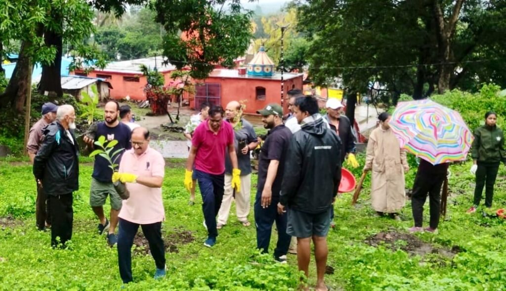 रिमझिम बारिश के बीच विशाला पहली पायरी मंदिर परिसर में स्वच्छता अभियान का तीसरा चरण, जनसहयोग से हुआ पौधारोपण 2 रिमझिम बारिश के बीच विशाला पहली पायरी मंदिर परिसर में स्वच्छता अभियान का तीसरा चरण, जनसहयोग से हुआ पौधारोपण | New India Times