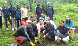 रिमझिम बारिश के बीच विशाला पहली पायरी मंदिर परिसर में स्वच्छता अभियान का तीसरा चरण, जनसहयोग से हुआ पौधारोपण