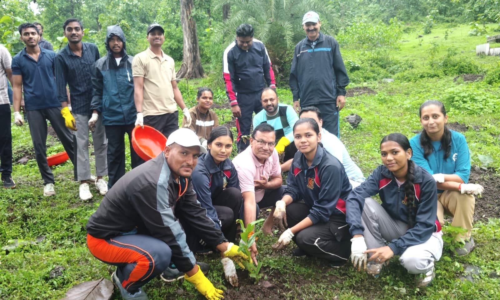 रिमझिम बारिश के बीच विशाला पहली पायरी मंदिर परिसर में स्वच्छता अभियान का तीसरा चरण, जनसहयोग से हुआ पौधारोपण 1 रिमझिम बारिश के बीच विशाला पहली पायरी मंदिर परिसर में स्वच्छता अभियान का तीसरा चरण, जनसहयोग से हुआ पौधारोपण | New India Times