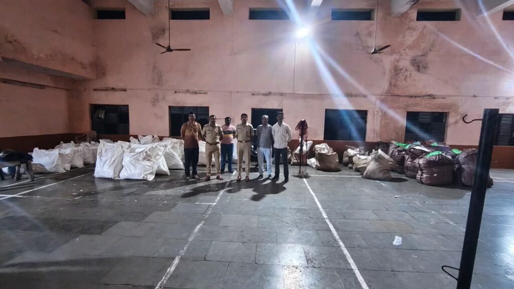 अकोट पुलिस की बड़ी कार्रवाई: 29.54 लाख रुपये का प्रतिबंधित गुटखा व तंबाकू उत्पाद जब्त, चालक फरार 2 अकोट पुलिस की बड़ी कार्रवाई: 29.54 लाख रुपये का प्रतिबंधित गुटखा व तंबाकू उत्पाद जब्त, चालक फरार | New India Times