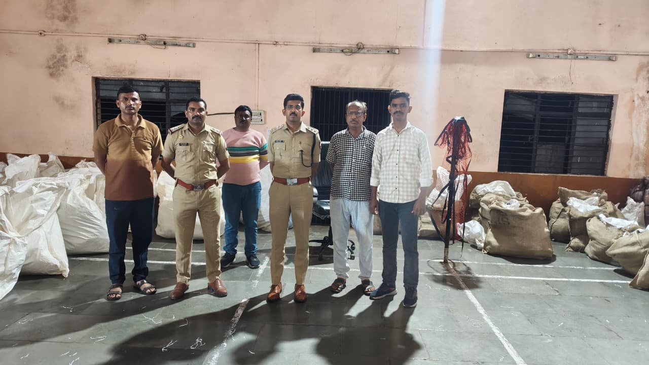 अकोट पुलिस की बड़ी कार्रवाई: 29.54 लाख रुपये का प्रतिबंधित गुटखा व तंबाकू उत्पाद जब्त, चालक फरार 1 अकोट पुलिस की बड़ी कार्रवाई: 29.54 लाख रुपये का प्रतिबंधित गुटखा व तंबाकू उत्पाद जब्त, चालक फरार | New India Times