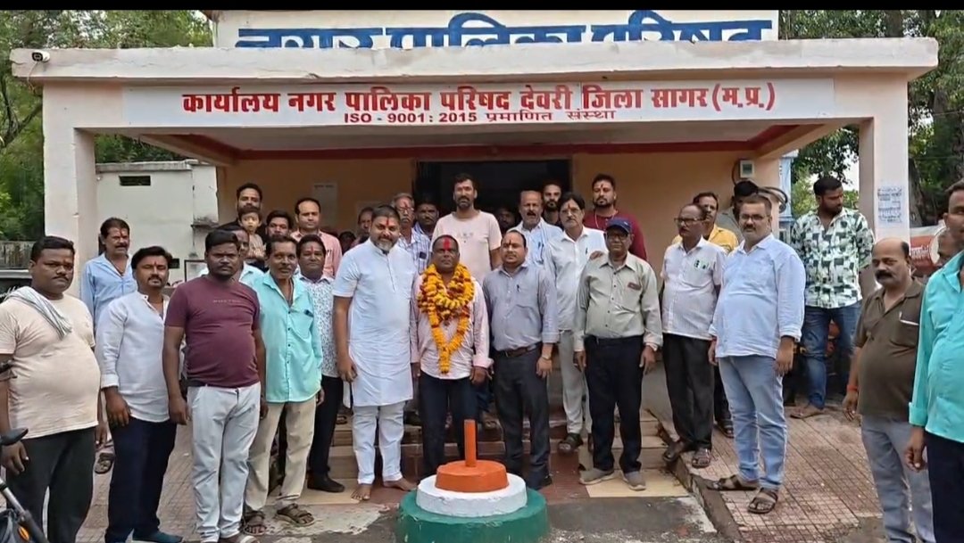 सेवानिवृत्त सफाई मेट जमना को भावभीनी विदाई, सीएमओ ने स्वयं गाड़ी चलाकर घर तक छोड़ा 1 सेवानिवृत्त सफाई मेट जमना को भावभीनी विदाई, सीएमओ ने स्वयं गाड़ी चलाकर घर तक छोड़ा | New India Times