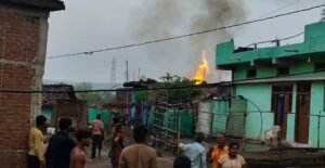 गैस लीकेज से सिलेंडर में आग, धमाके के बाद गृहस्थी जलकर राख