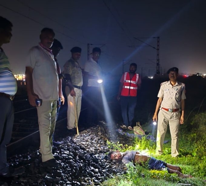 रेलवे ट्रैक पर काम करने जा रहे तीन मजदूरों की मालगाड़ी से कटकर मौत, एक की हालत गंभीर 1 रेलवे ट्रैक पर काम करने जा रहे तीन मजदूरों की मालगाड़ी से कटकर मौत, एक की हालत गंभीर | New India Times