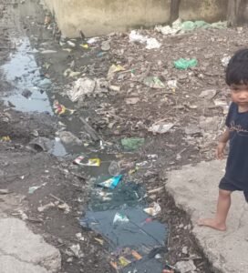 अवैध नाली से बढ़ी परेशानी, युवाओं ने नगर परिषद को दिया चेतावनी भरा निवेदन