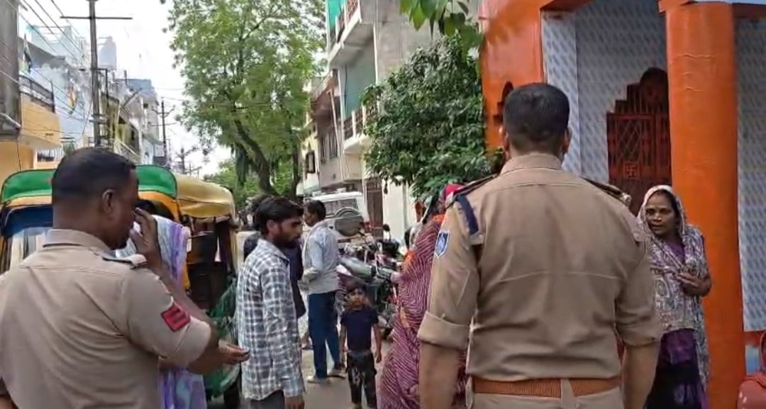 जर्जर मकान की छत गिरी, 6 वर्षीय मासूम की मौत; नोटिस के बावजूद नहीं खाली हुआ घर | New India Times