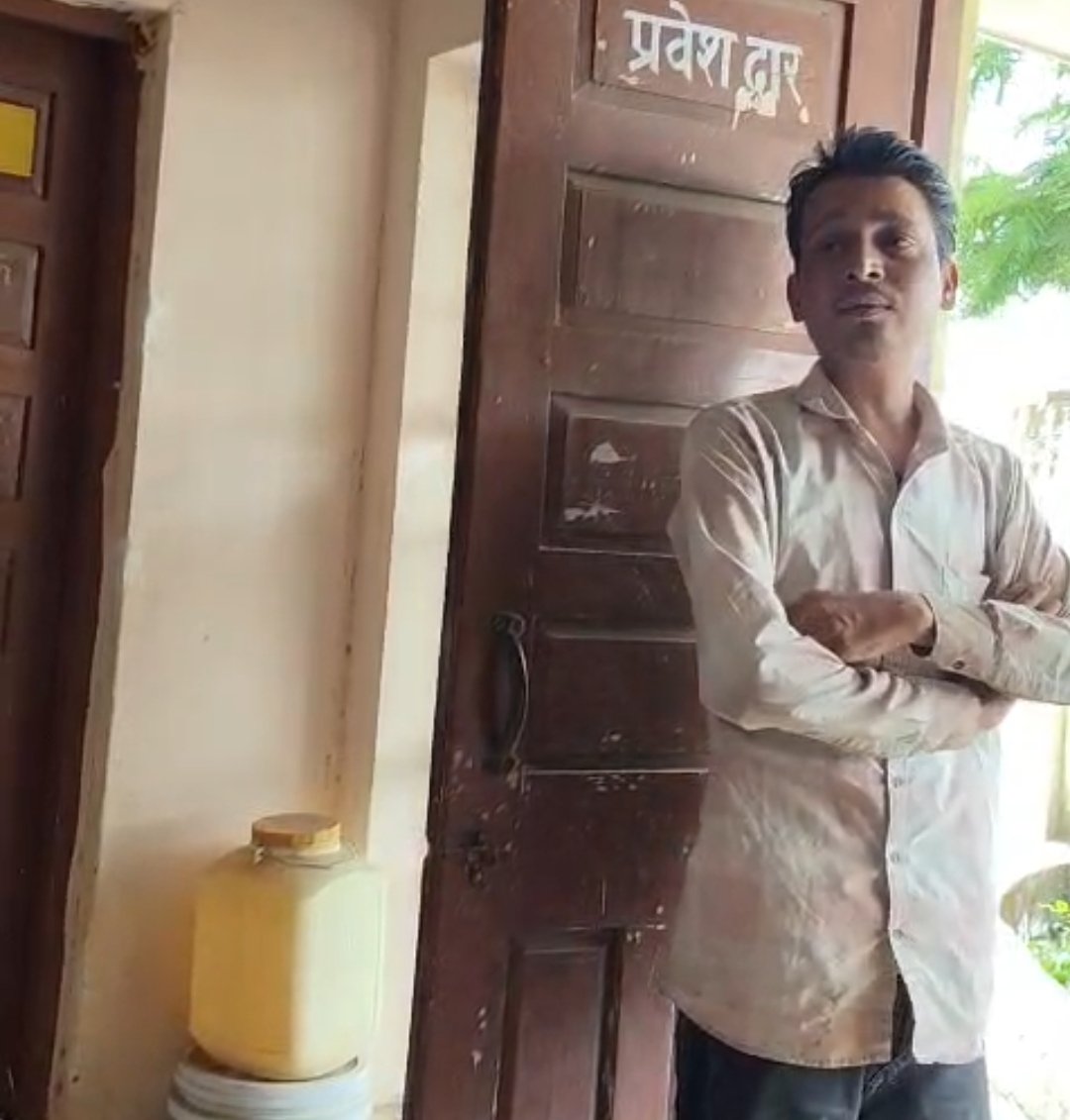 ओबीसी छात्रावास में नशे में धुत मिला चौकीदार, वीडियो वायरल; सुरक्षा व्यवस्था पर उठे सवाल | New India Times