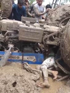 धान रोपाई के दौरान खेत में पलटा ट्रैक्टर, नीचे दबे चालक को ग्रामीणों ने सुरक्षित निकाला